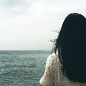 Frau_einsam_am_Meer